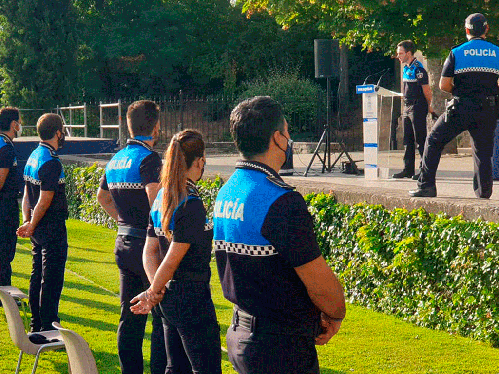 Una docena de agentes de la Policía Local de Segovia tomó posesión ayer en el jardín de los Zuloaga. / E. A.