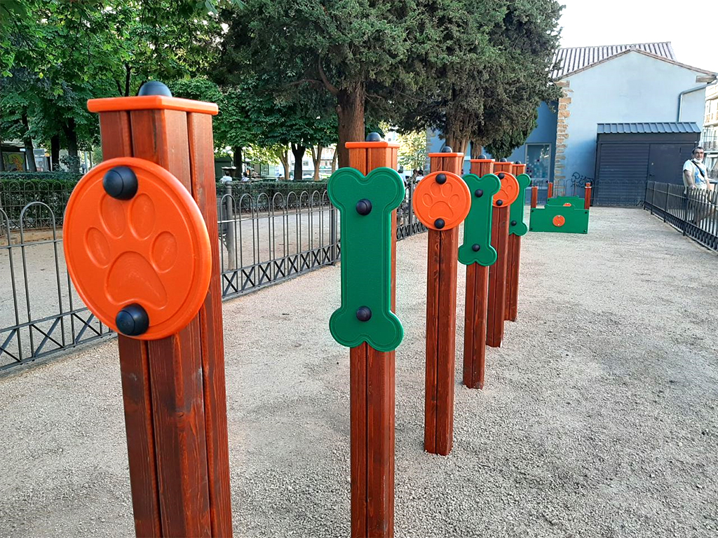 Parque canino, instalado en los Jardinillos de San Roque de Segovia. / EL ADELANTADO