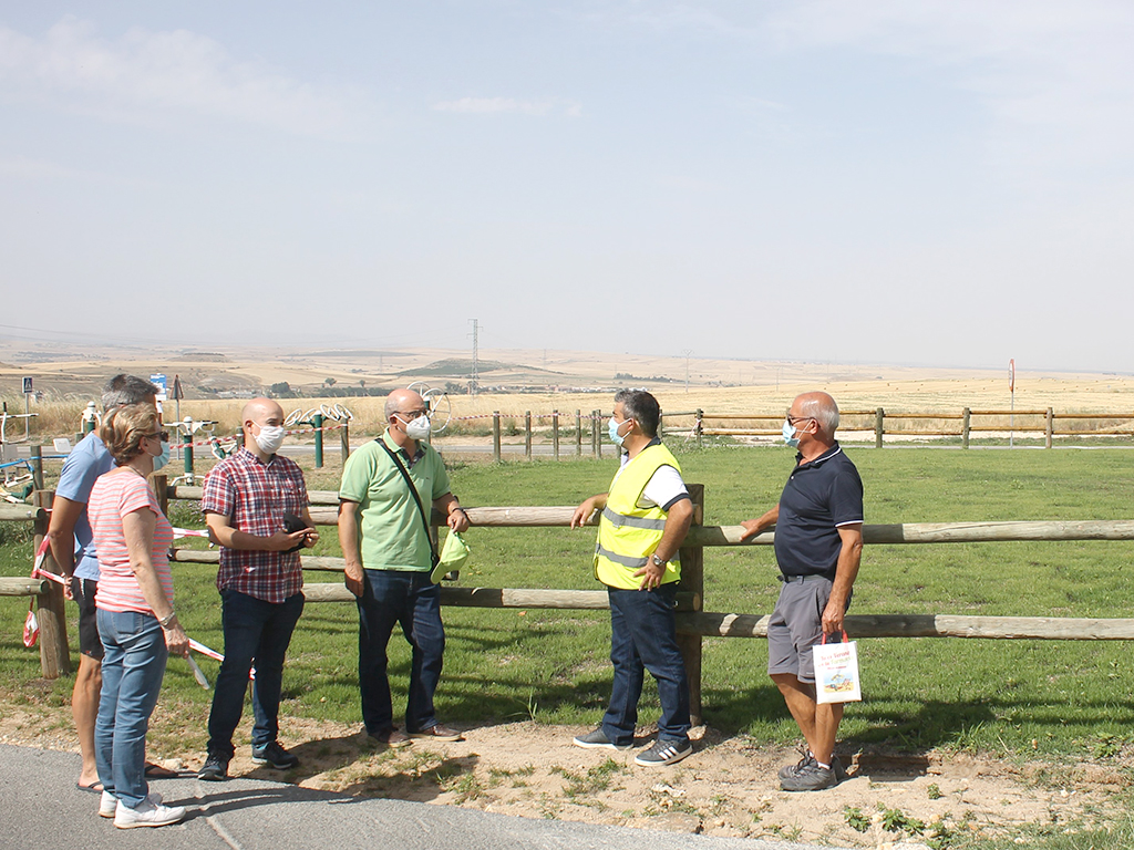 El concejal y un técnico de Medio Ambiente han recibido nuevas demandas de los vecinos de Zamarramala. / E. A.