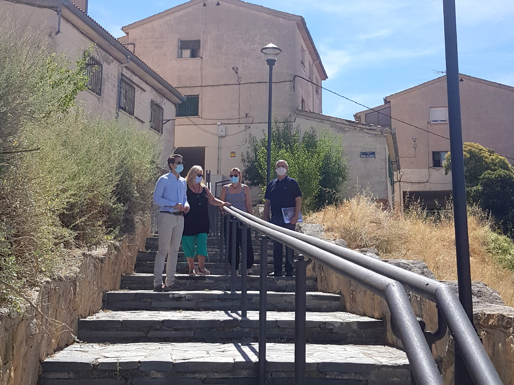 El concejal de obras con responsables de la asociación de vecinos. / E. A.