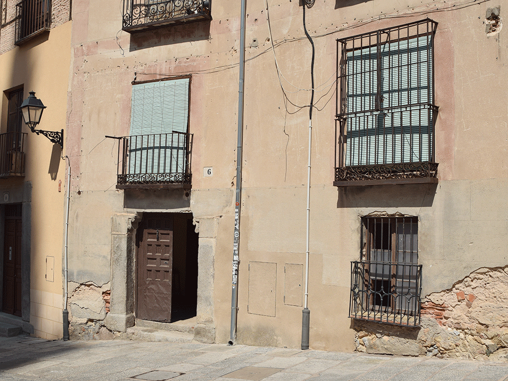 Fachada del edificio ubicado en el número 6 de la calle del Doctor Castelo del centro histórico de Segovia. / Rocío Pardos