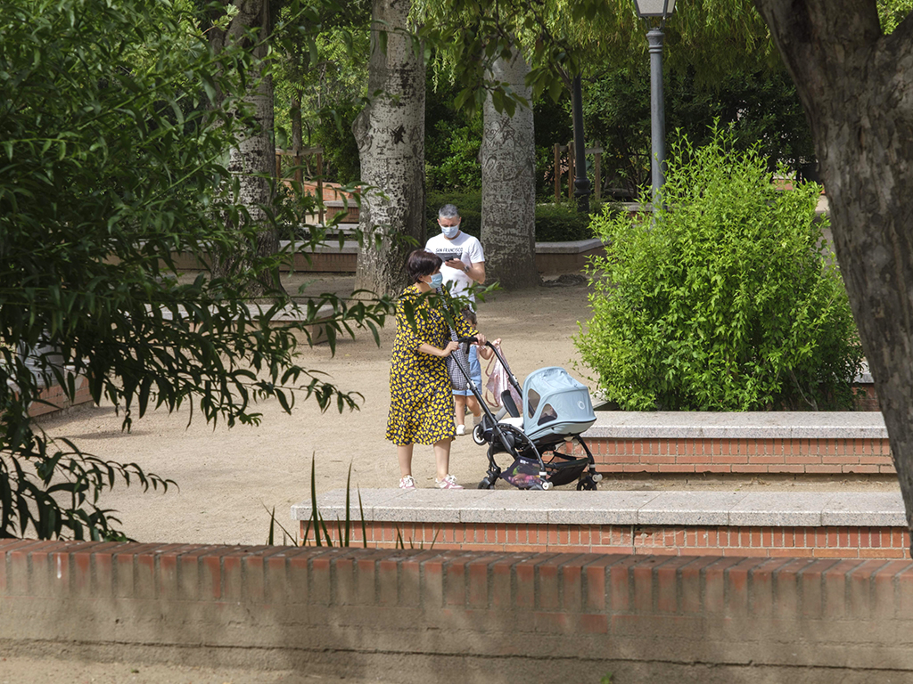 Visitantes del Jardín Botánico, en su nuevo horario de apertura. / KAMARERO