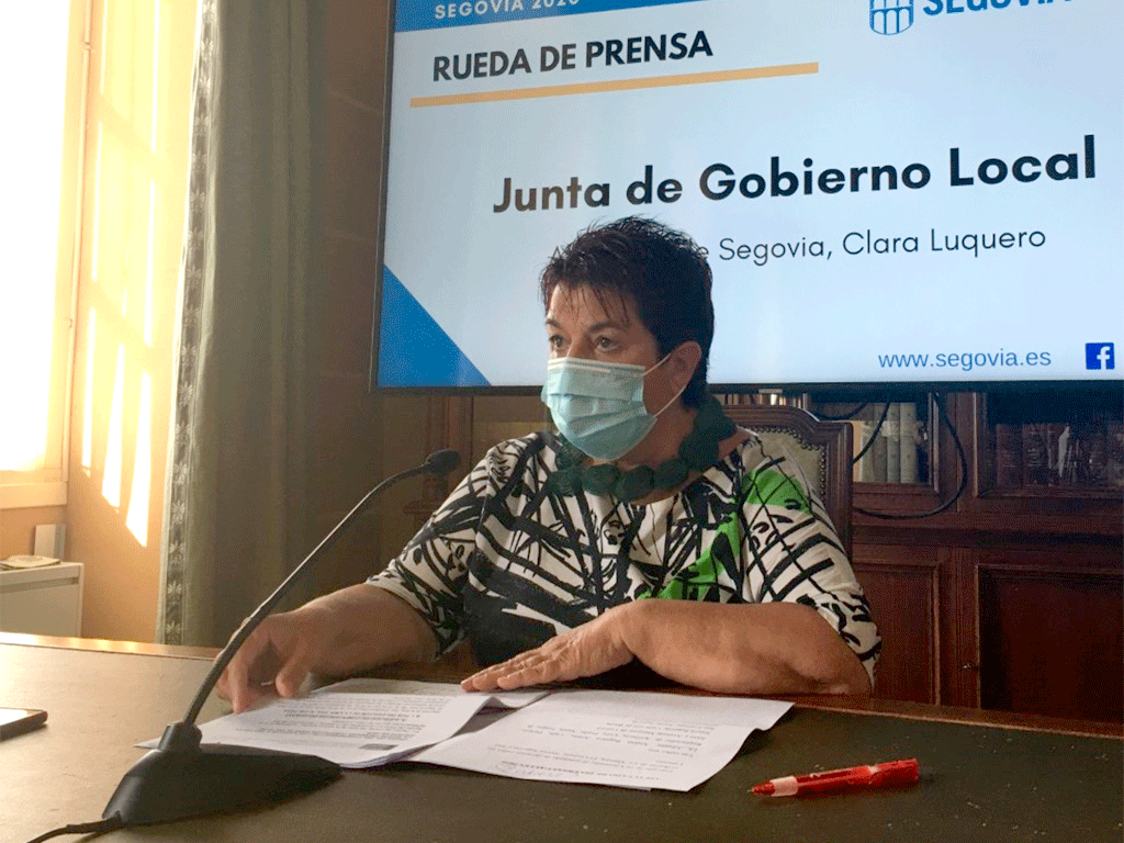 La alcaldesa Clara Luquero, ayer en rueda de prensa en la Sala de la Biblioteca del Ayuntamiento. / E. A.