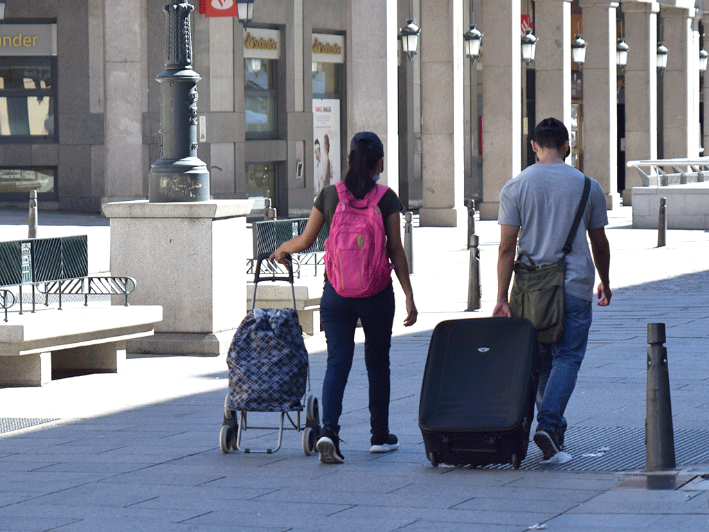 Turistas con maletas en el centro de Segovia.