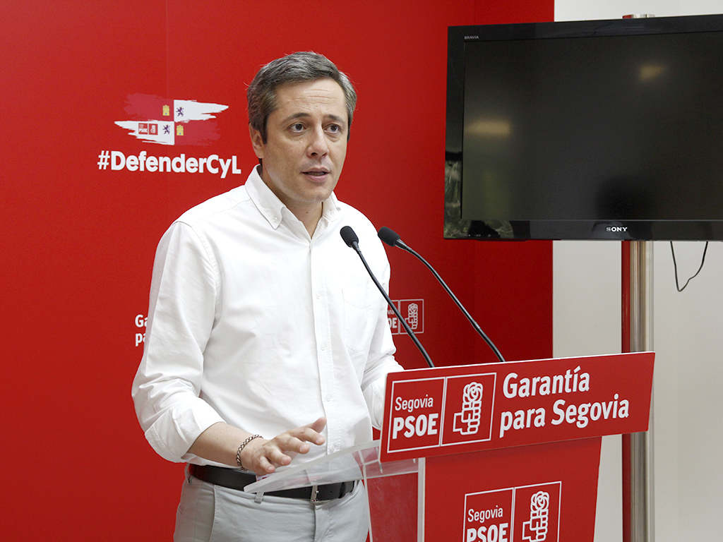 José Bayón, en la sede del PSOE en Segovia. Archivo / NEREA LLORENTE