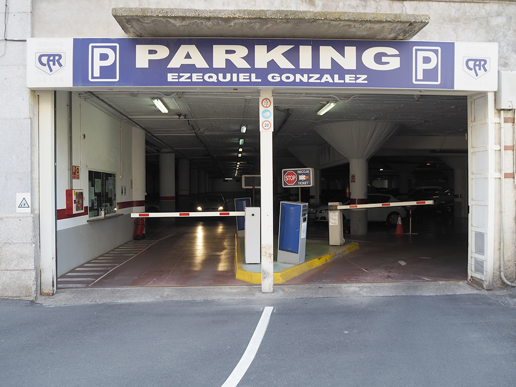 Entrada al aparcamiento situado en el sótano de la Estación de Autobuses. / Kamarero
