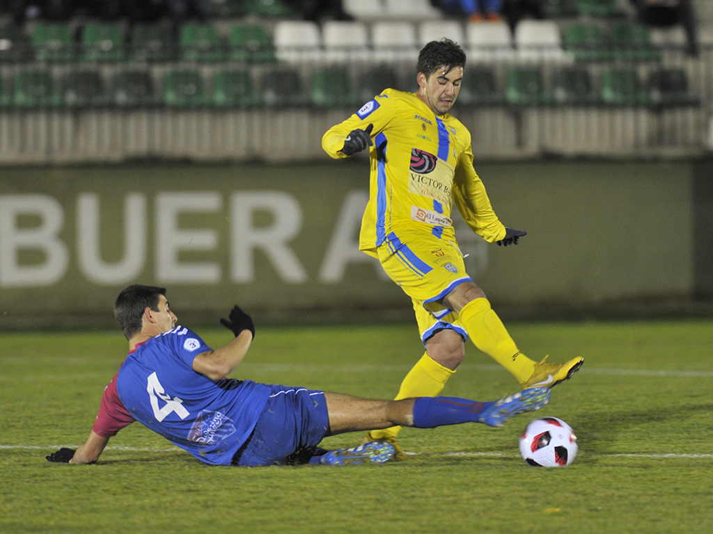 La Segoviana cierra el fichaje de Francisco Adeva 1 Javi Marcos y Francisco Adeva, en la Arandina, disputan un balón. / KAMARERO