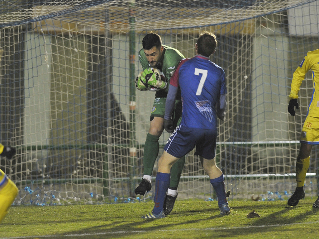 El portero Pablo Carmona atrapa un balón en un partido contra la Segoviana. / KAMARERO