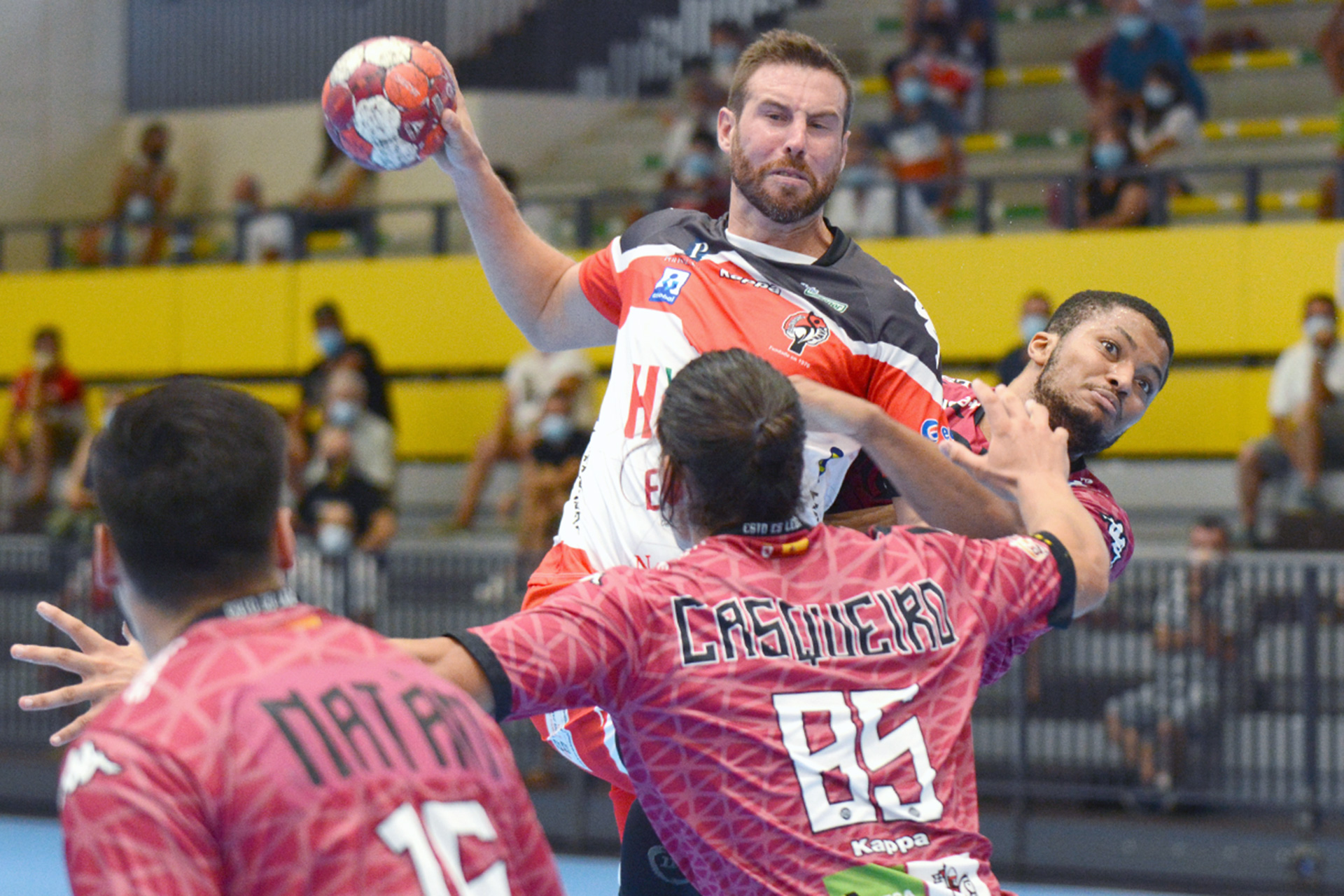 El componente del BM Nava Filipe Mota intenta sobrepasar la defensa del Ademar de León. / A. MARUGÁN