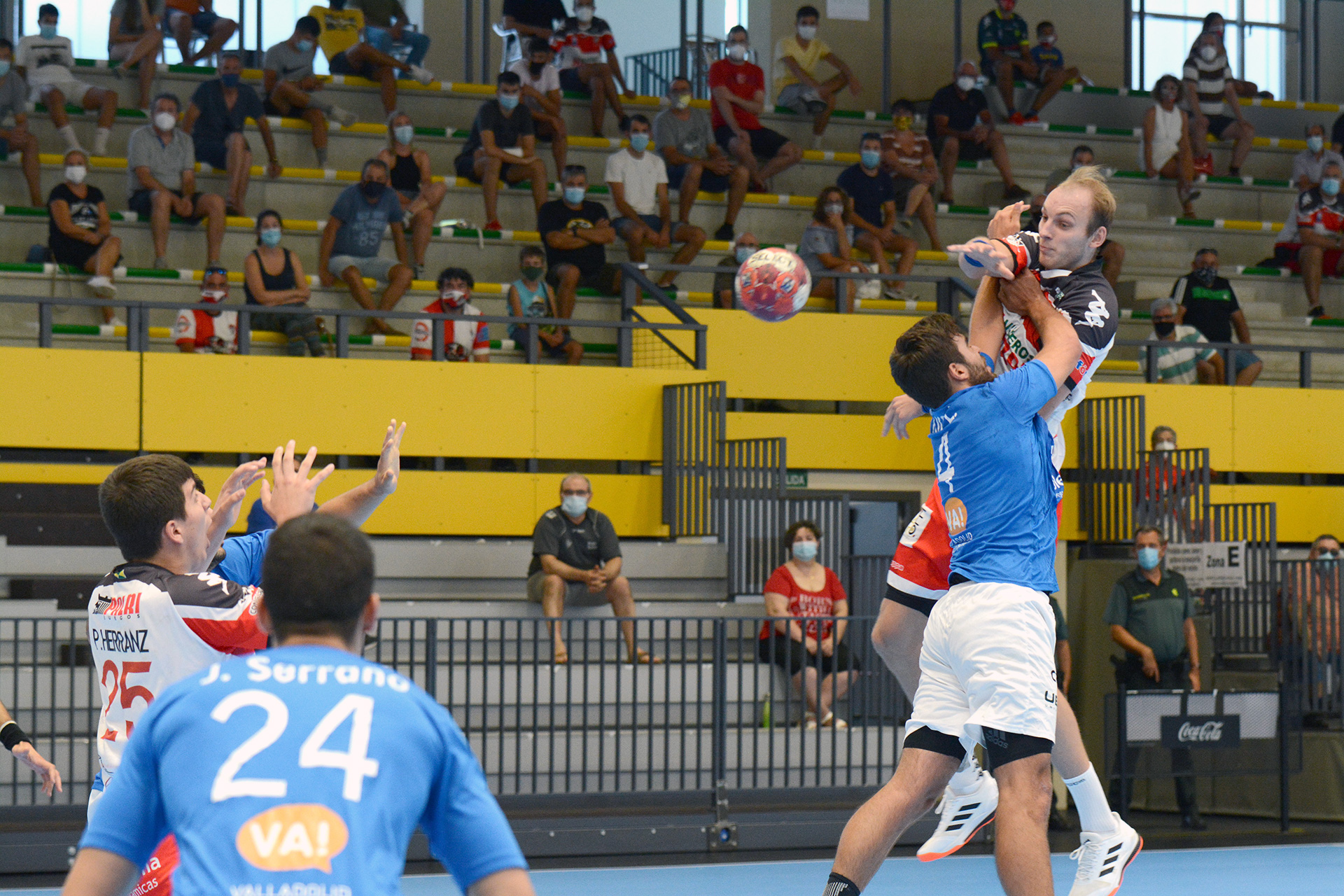 Un jugador del Atlético Valladolid impide que Lukas Simenas, del BM Nava, avance en la parcela ofensiva. / A. MARUGÁN