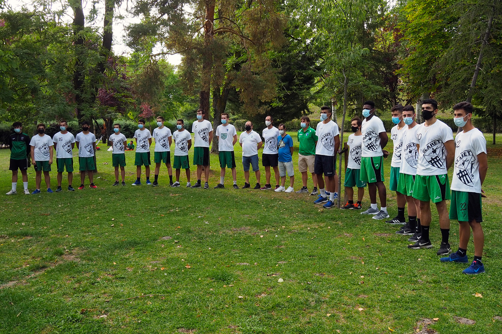 Los jugadores y los componentes del cuerpo técnico del Claret, antes de comenzar la primera sesión de la pretemporada en el Parque del Cementerio. / KAMARERO