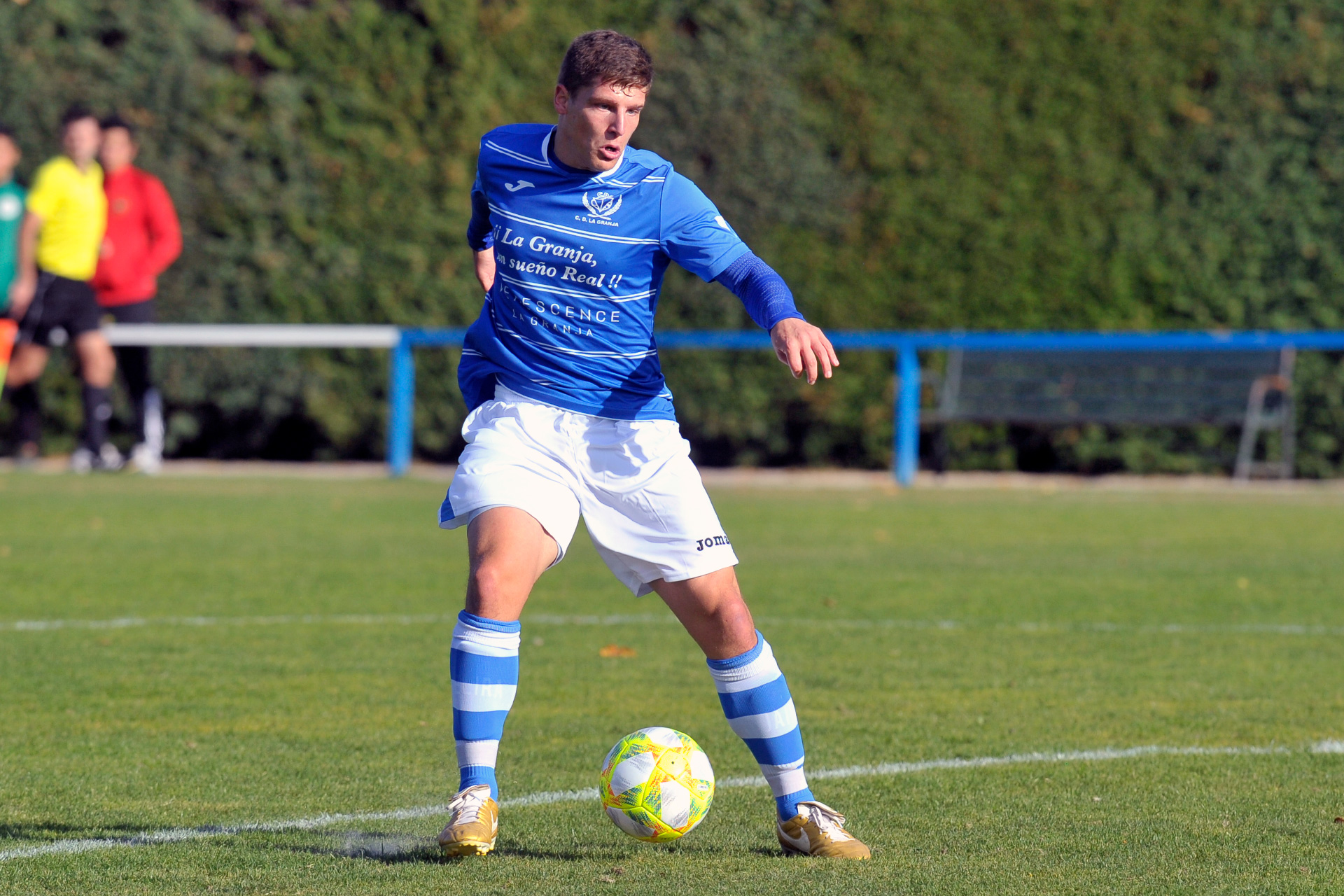 El delantero del CD La Granja Dani Lázaro controla un balón durante un encuentro de la pasada temporada. / KAMARERO