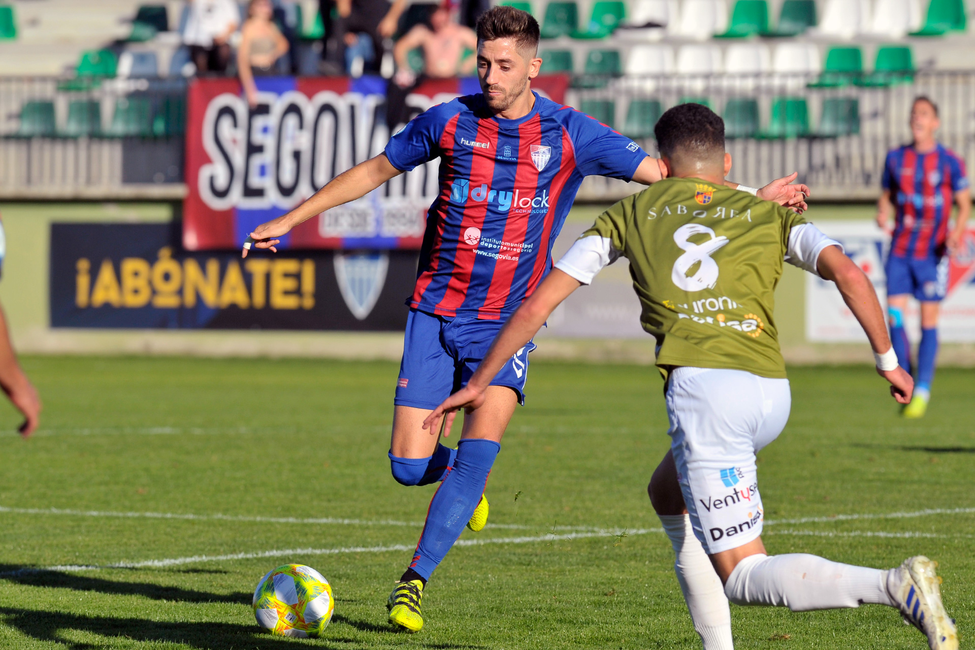Dani Calleja se dispone a tirar a puerta ante el Cristo Atlético. / KAMARERO