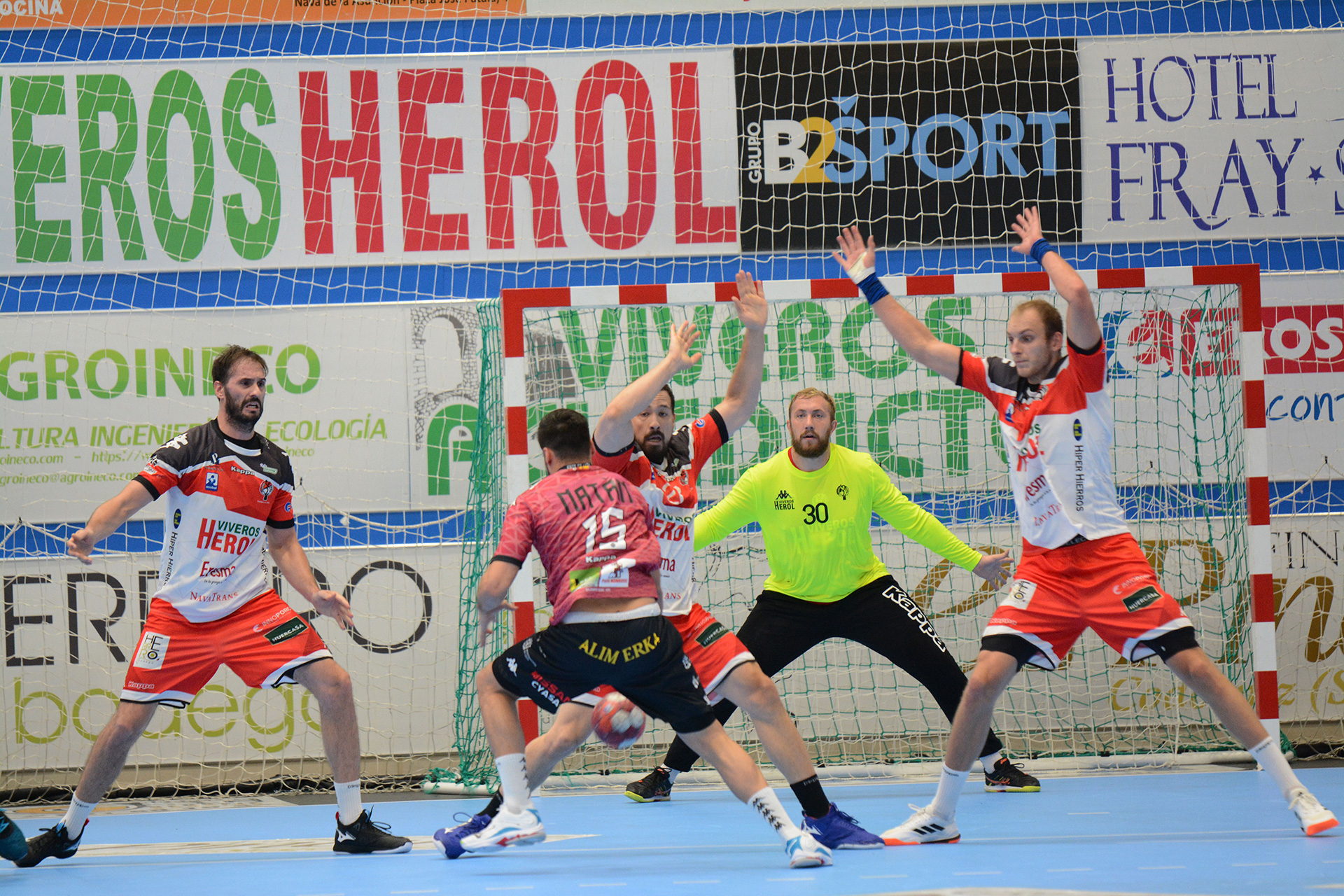 Partido entre el BM Nava y el Ademar de León, el pasado miércoles. / A. MARUGÁN