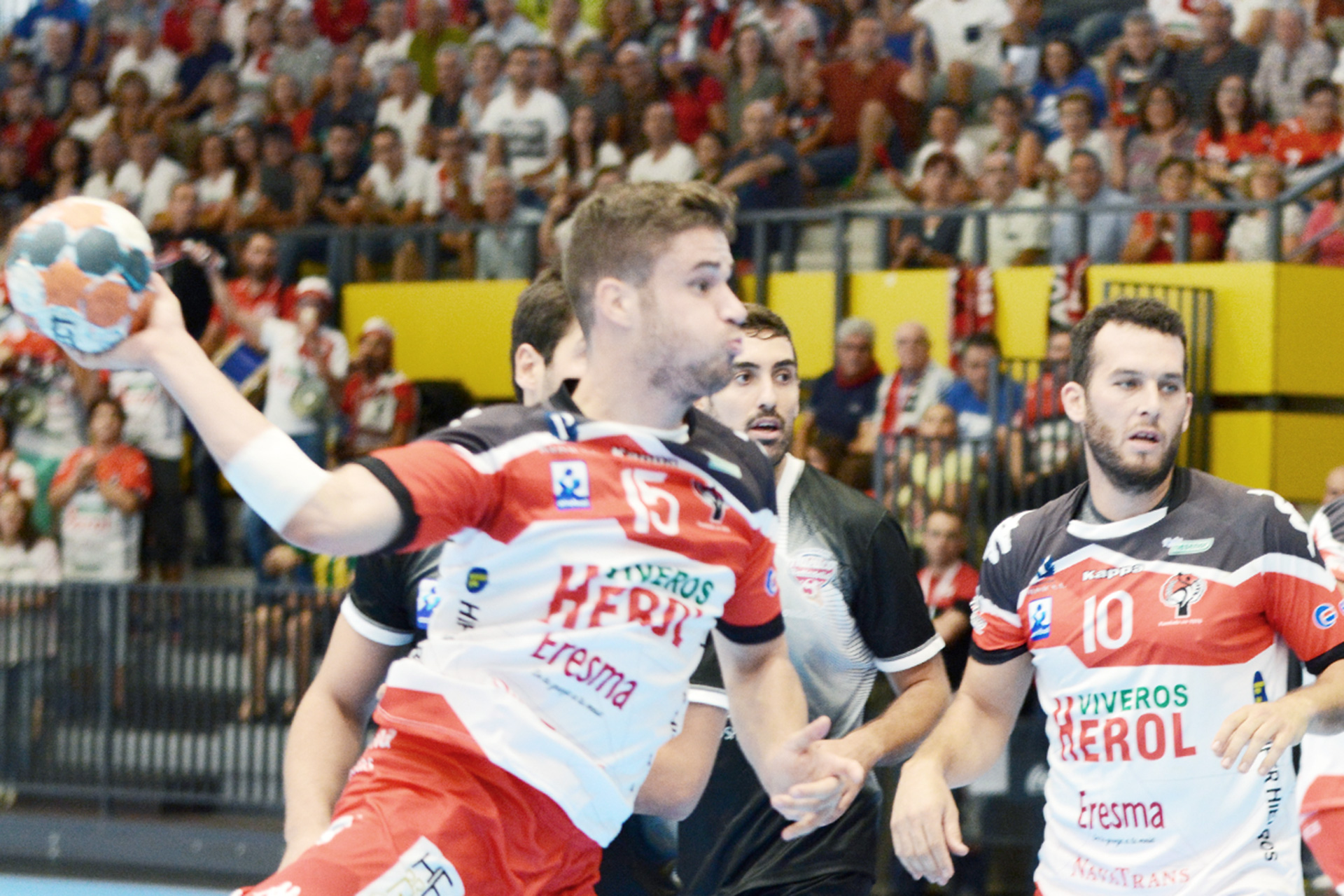 El jugador del Balonmano Nava Rodrigo Pérez se dispone a lanzar a puerta contra el Atlético Valladolid. / A. MARUGÁN