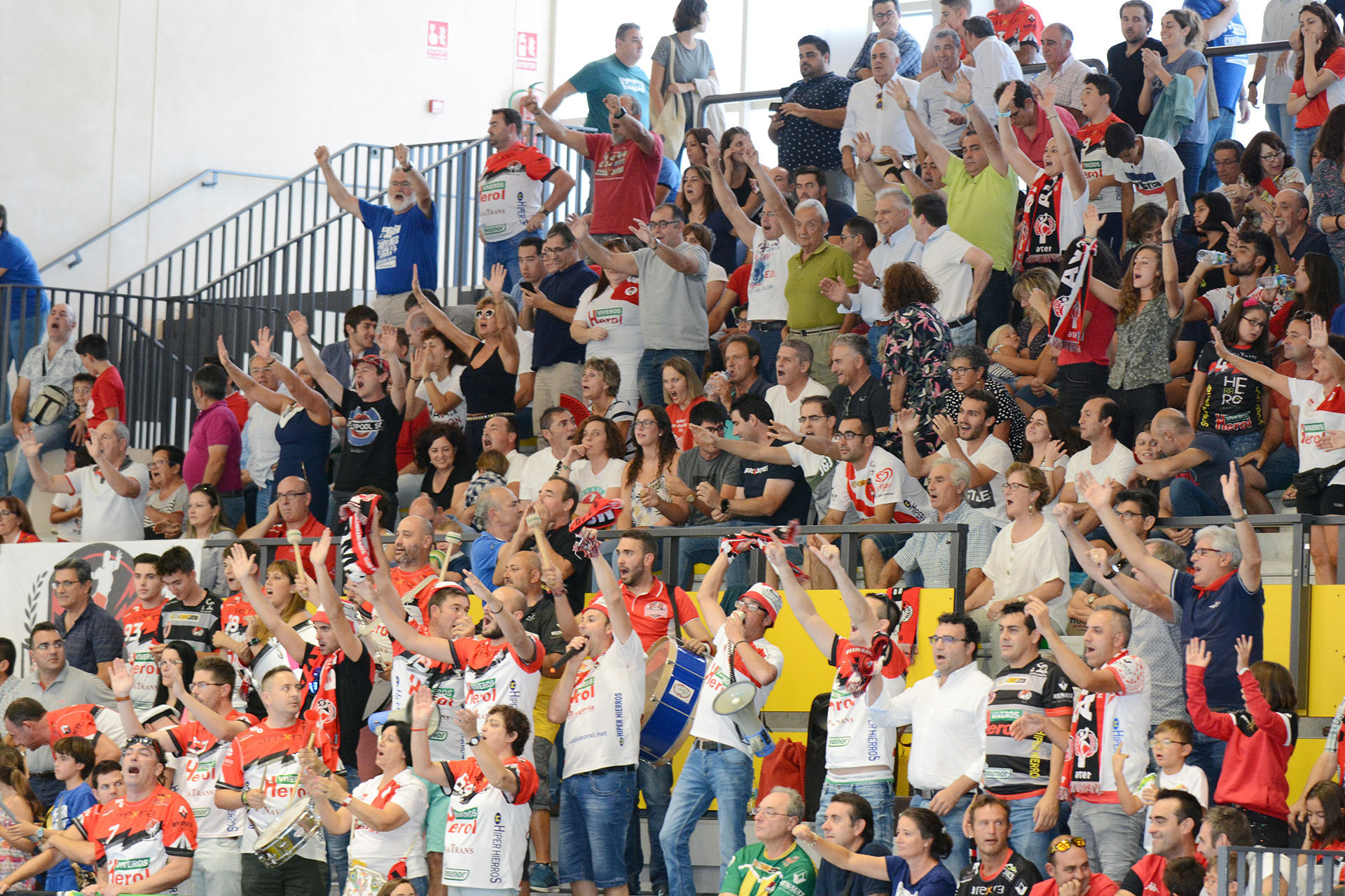 Aficionados del Balonmano Nava, durante un partido. / A. MARUGÁN
