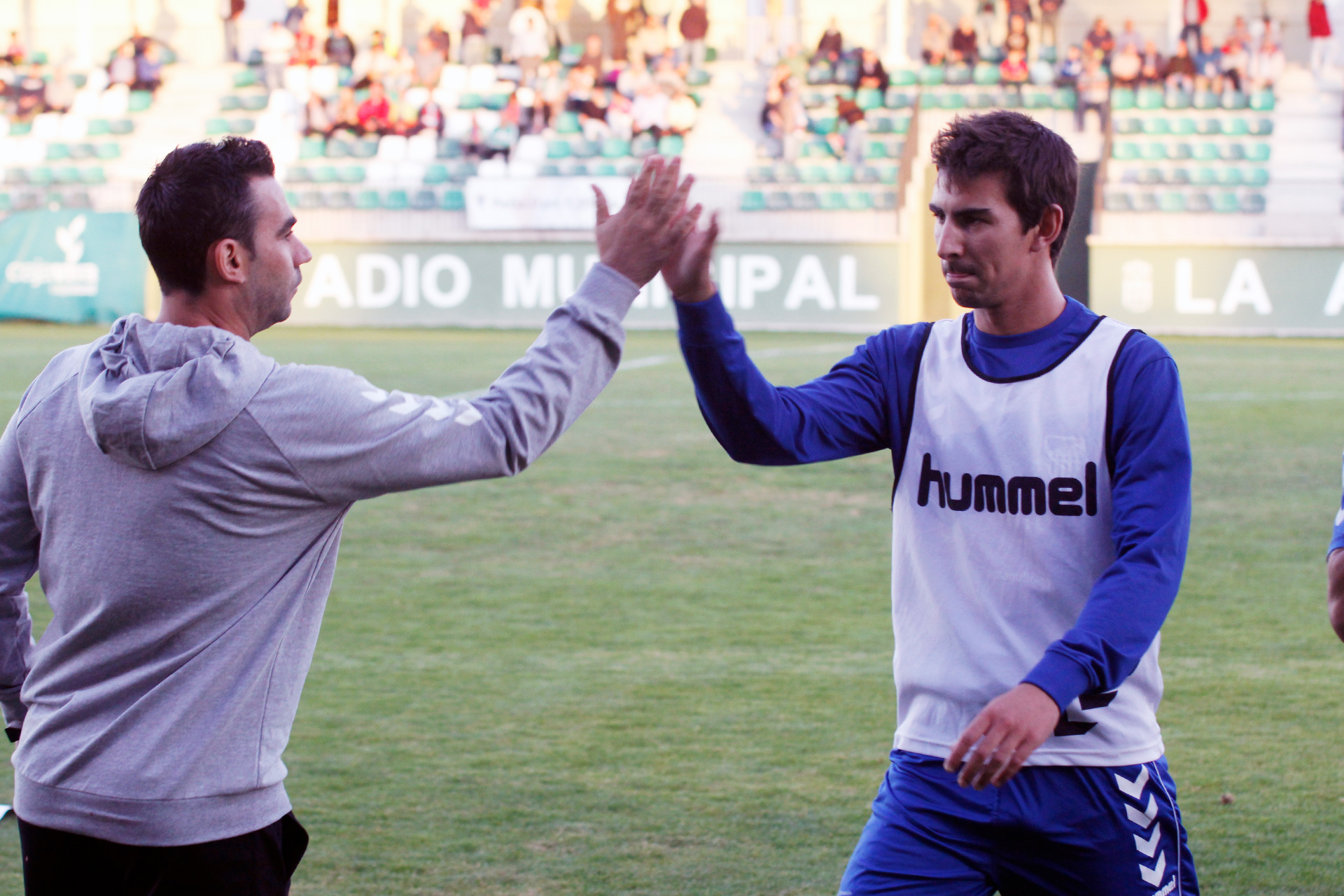 El técnico de la Segoviana, Manuel González, da ánimos al defensa central Javi Marcos. / NEREA LLORENTE
