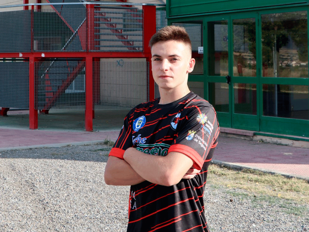 Pablo Portal posa con la camiseta del Segosala. / CD SEGOSALA