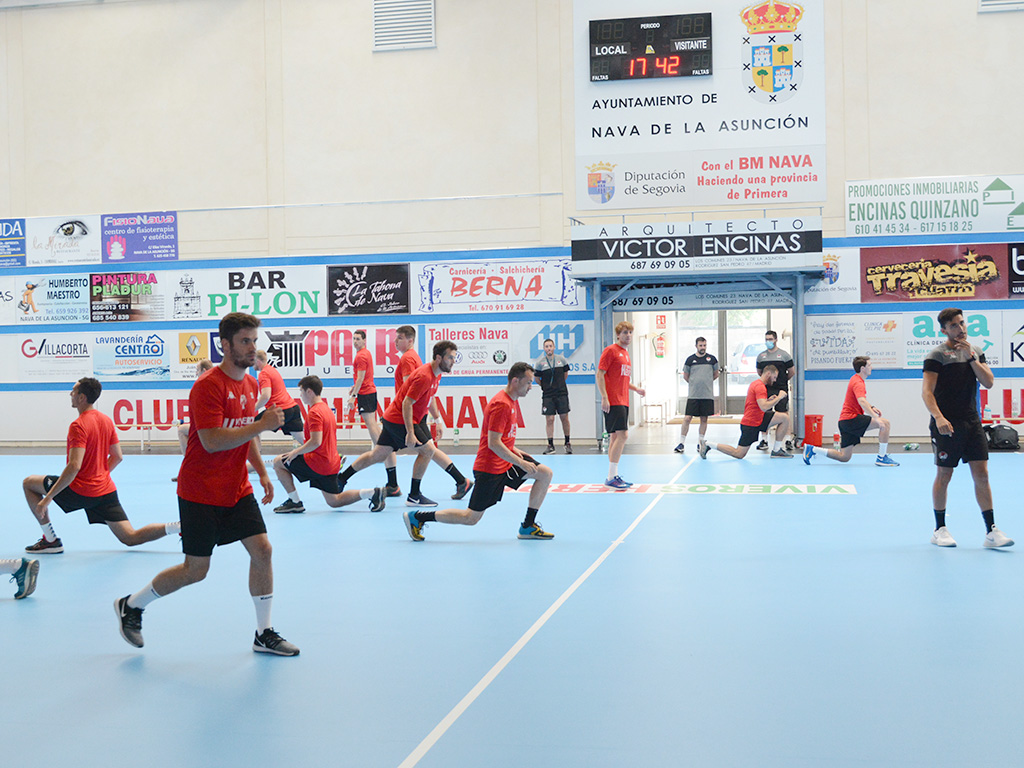 Los jugadores del Balonmano Nava, durante una de las sesiones de entrenamiento de la pretemporada. / A. MARUGÁN