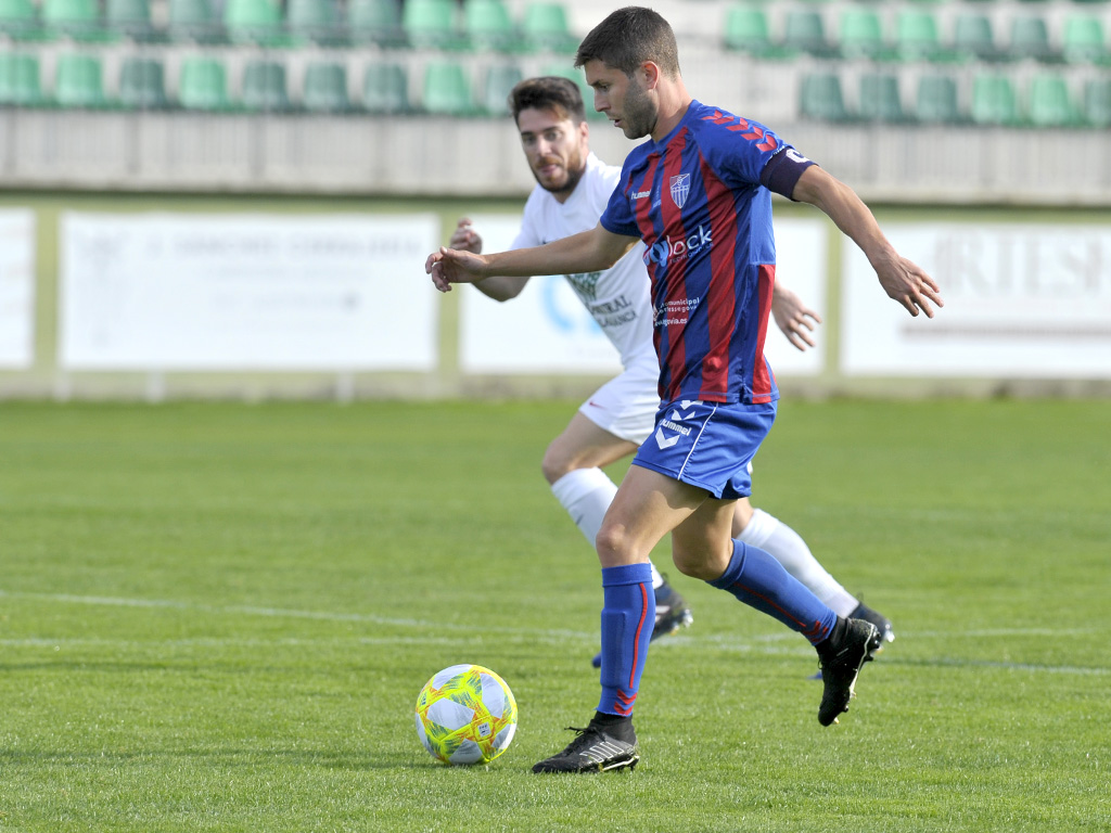 El capitán Manu inicia una jugada. / KAMARERO