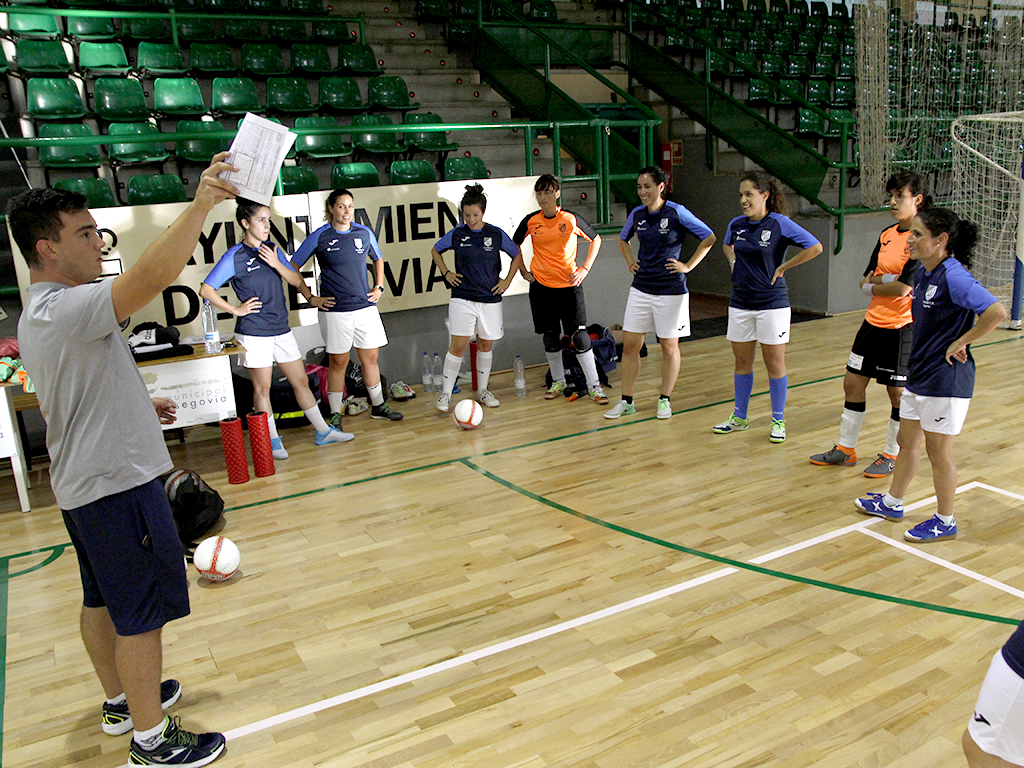 Las jugadoras del Unami CP y el entrenador Antonio González, durante una de las sesiones de la pasada temporada en el Pedro Delgado. / NEREA LLORENTE