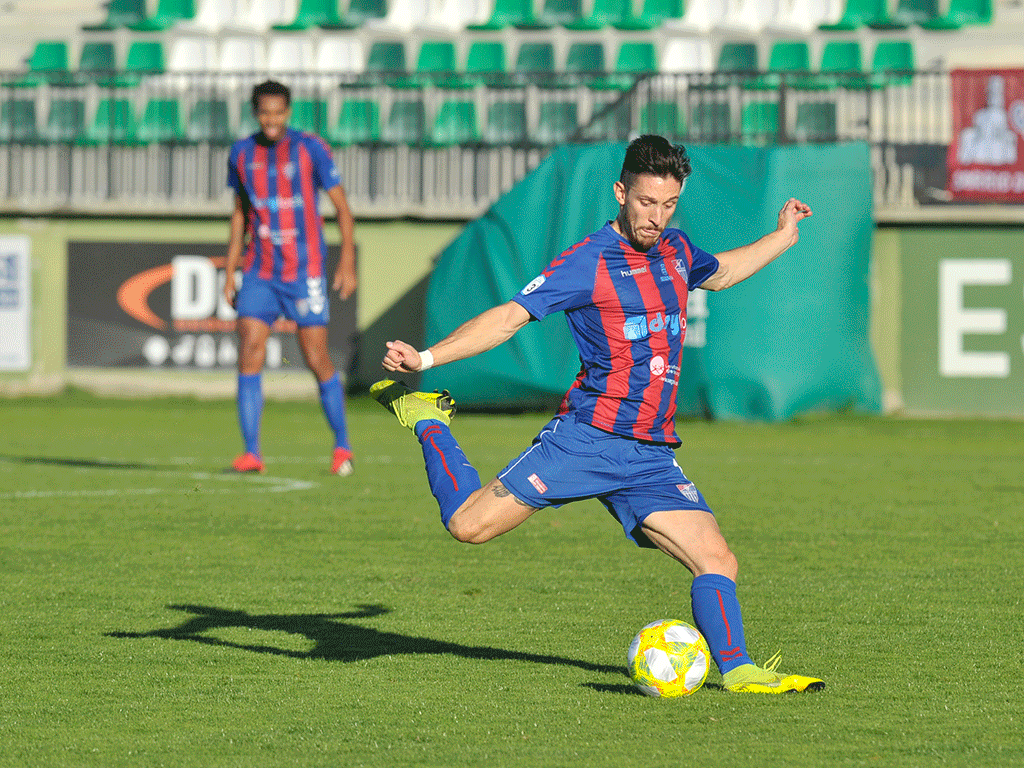 Adrián Pérez cuelga un balón en largo. / KAMARERO