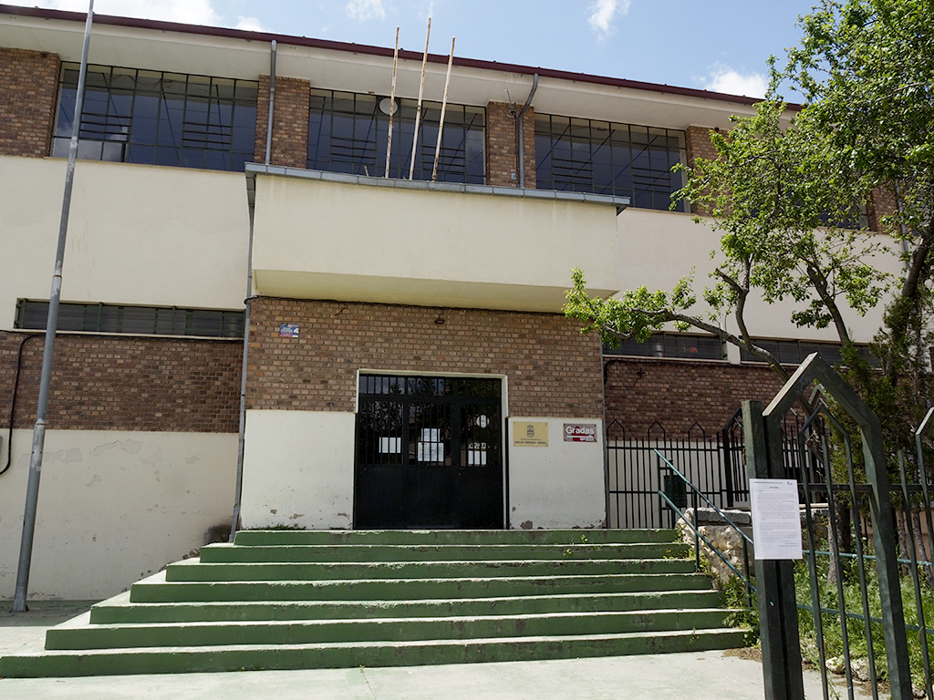 Entrada principal al pabellón Emperador Teodosio, cerrado desde el pasado mes de marzo./ NEREA LLORENTE