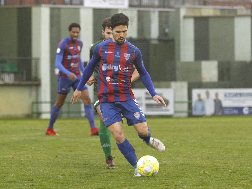 Rubén golpea la pelota durante un partido disputado por la Gimnástica Segoviana en La Albuera./ NEREA LLORENTE