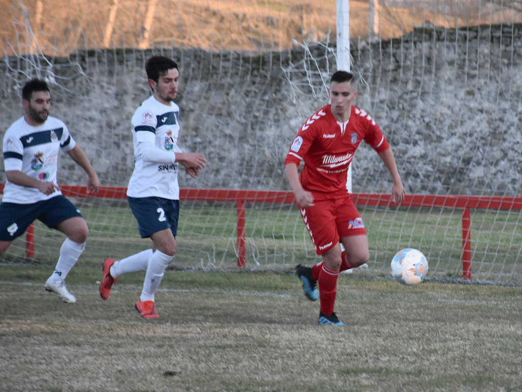 Guille Duque protege un balón ante el Candeleda. / A.M.