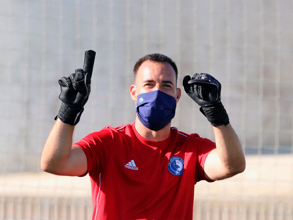 El entrenador de porteros Juan del Estal, en una sesión en Las Rozas. / LAS ROZAS CF