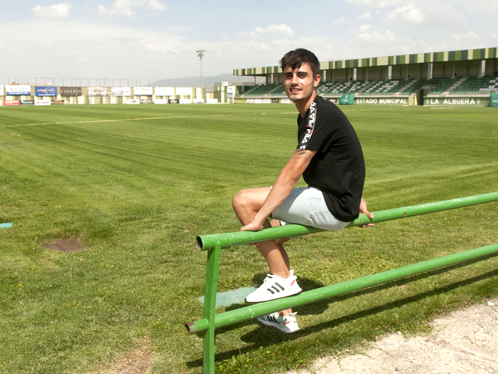 El atacante del Unami Diego Alcubilla, en el campo de La Albuera. / UNAMI CP