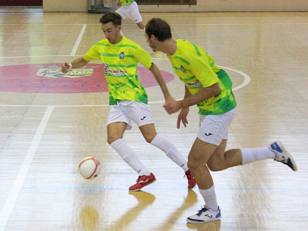 Julio Miguel conduce un balón con el FS Cuéllar. / FS CUÉLLAR