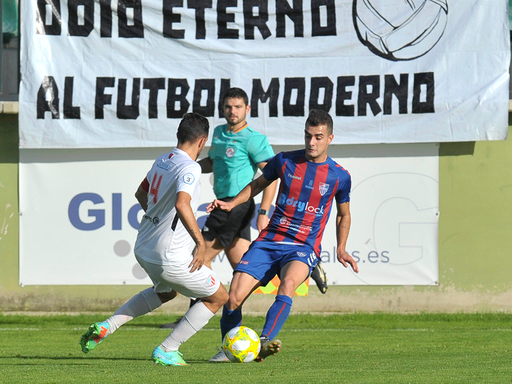 Dani Abad disputa un balón, vistiendo la camiseta de la Segoviana. / KAMARERO