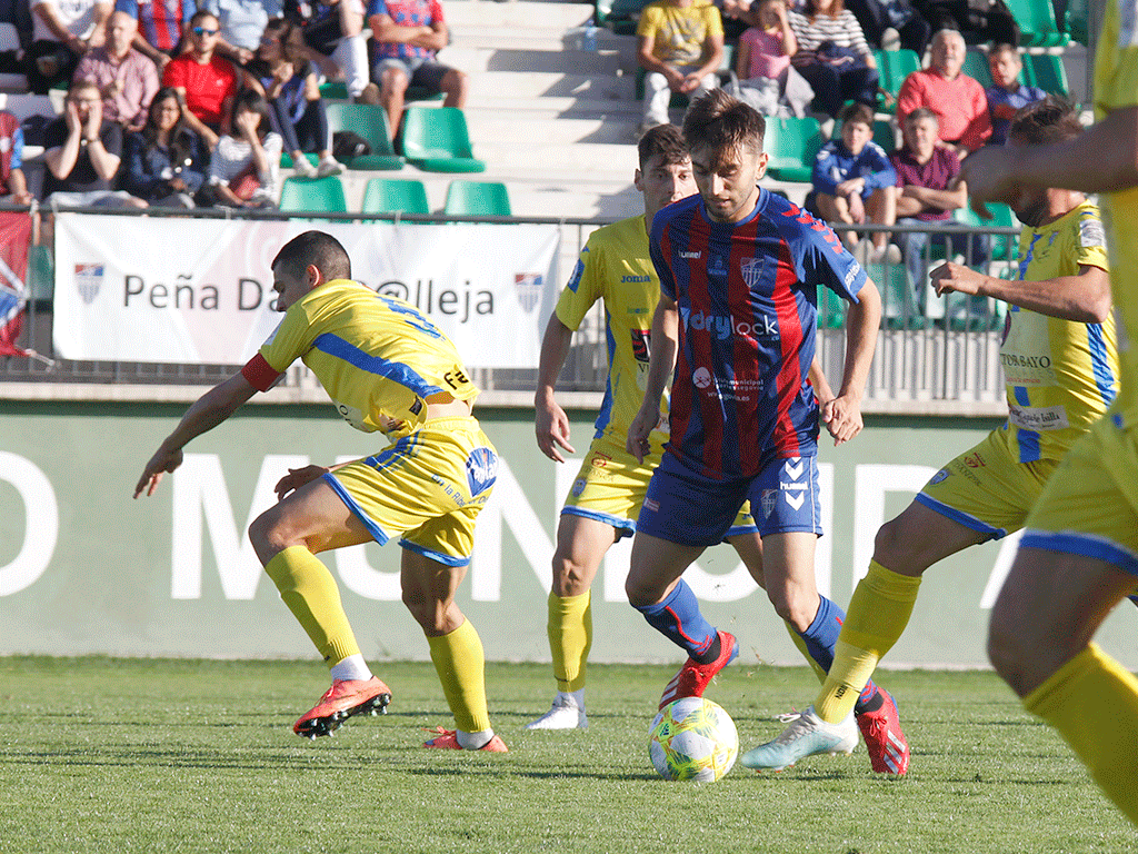 El mediapunta de la Segoviana Álex Conde, presionado por varios jugadores de la Arandina. / NEREA LLORENTE