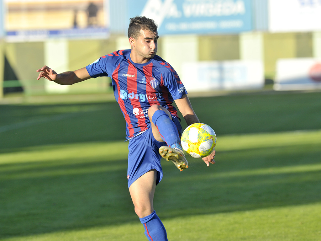 El extremo de la Segoviana Dani Abad controla un balón. / KAMARERO