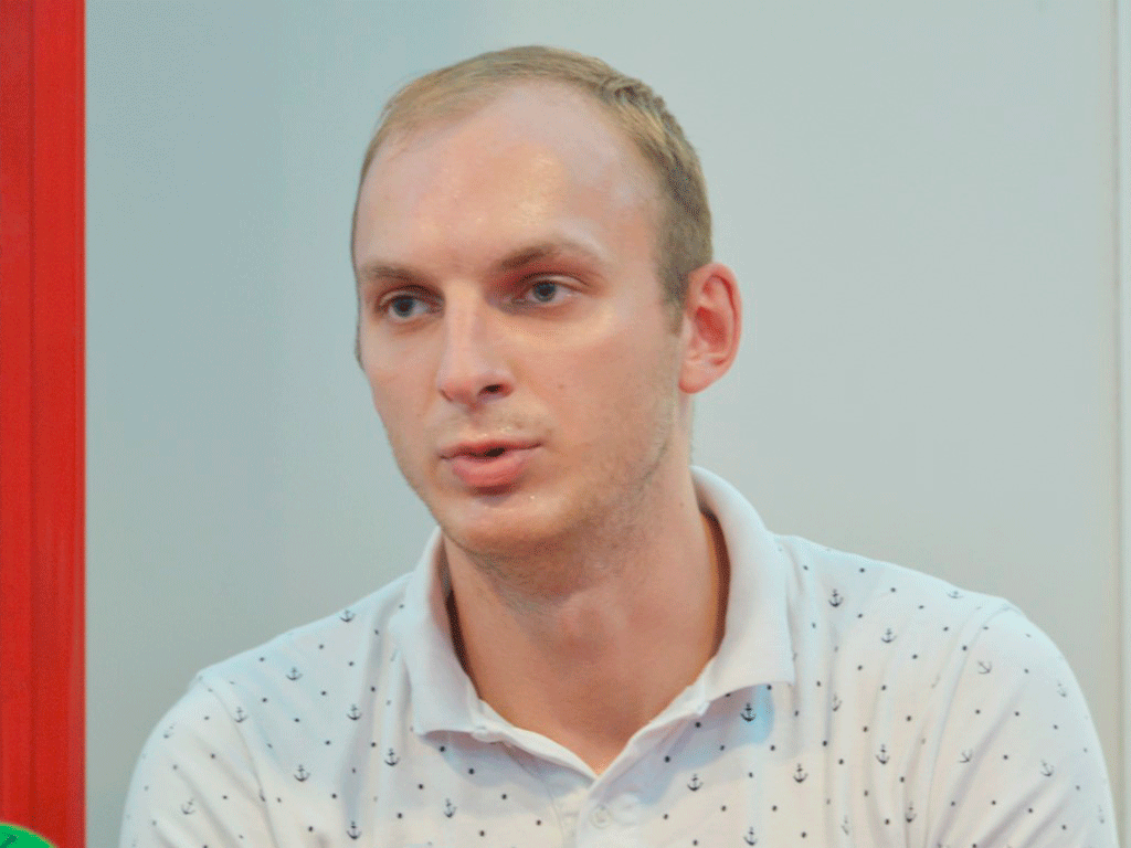 El jugador lituano, durante su presentación como nuevo integrante del Viveros Herol Nava./ AMADOR MARUGÁN