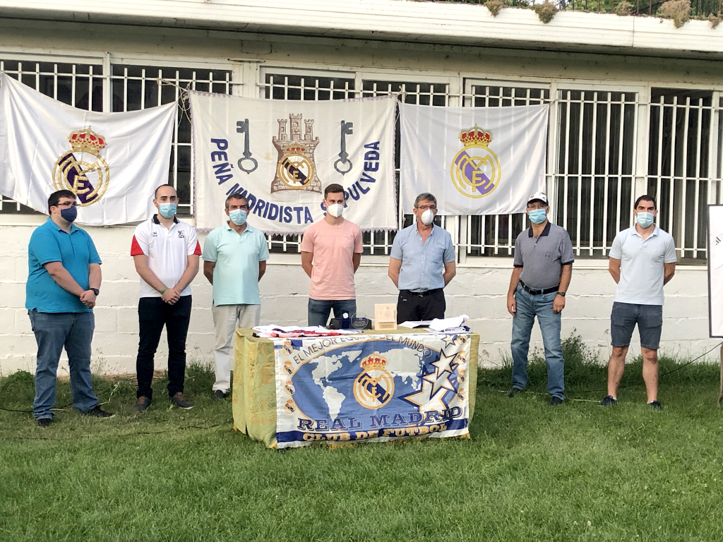 Jorge de Frutos, en el centro, con los miembros de la peña madridista y del CDP Sepúlveda. / CDP SEPÚLVEDA