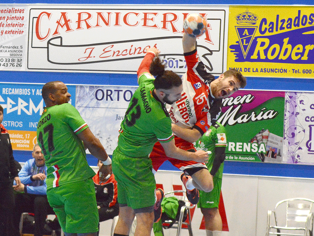 Rodrigo Pérez Arce intenta superar la defensa rival. / A. MARUGÁN