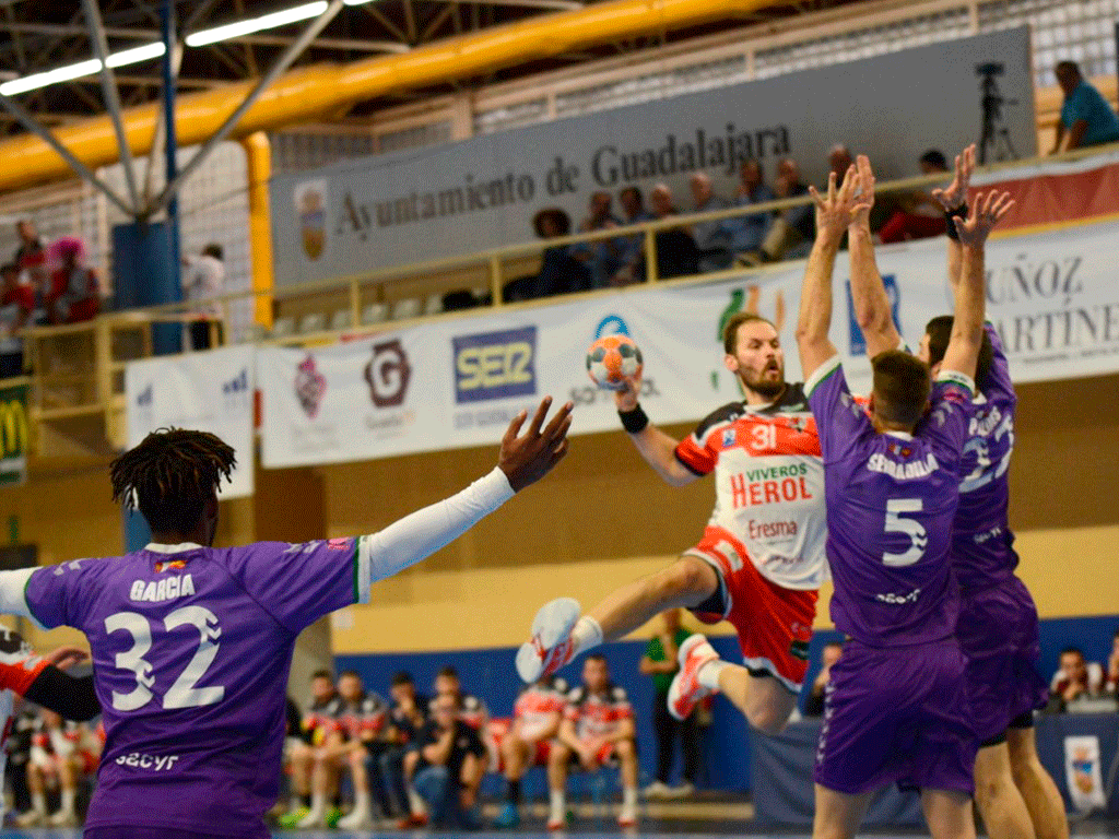 Un equipo por hacer: derrota del BM Nava en Guadalajara (27-21) 1 Adrián Rosales se dispone a lanzar contra el Guadalajara.. / A. MARUGÁN