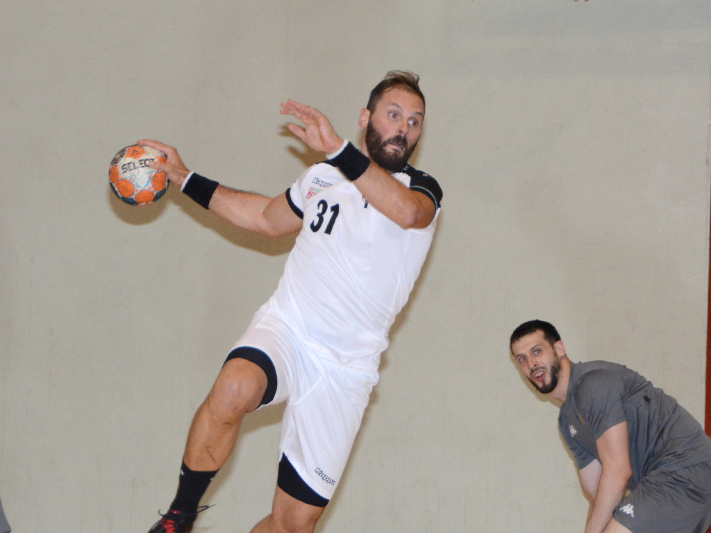Adrián Rosales, del Nava, en un partido de pretemporada. / A. MARUGÁN