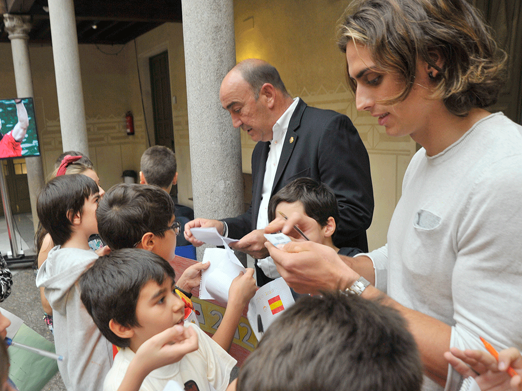 Miguel Ángel de Vicente y David Llorente, junto con escolares. / KAMARERO