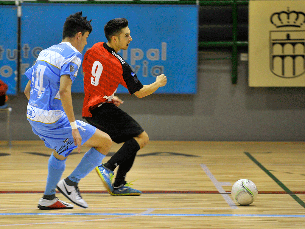Javier Antona ‘Javito’ ejecuta un pase en banda ante la presión de un rival del FS Salamanca. / KAMARERO