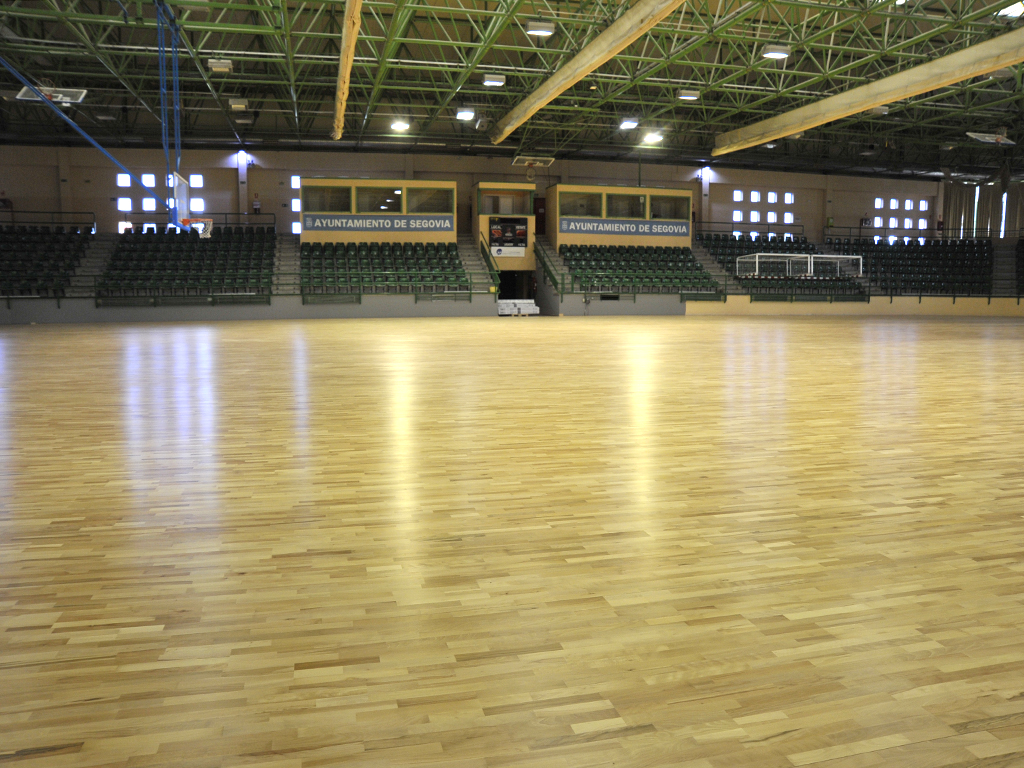 Vista desde la cancha del pabellón Pedro Delgado durante una pasada reforma. / KAMARERO