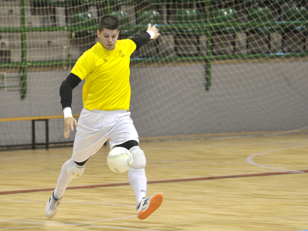 Edu, portero del Segosala, golpea al balón./ KAMARERO