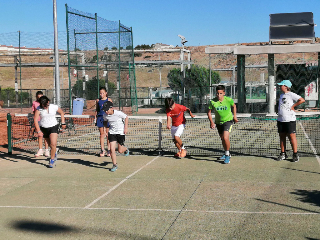 Varios de los jóvenes tenistas, durante el calentamiento previo a la actividad./ D.P.
