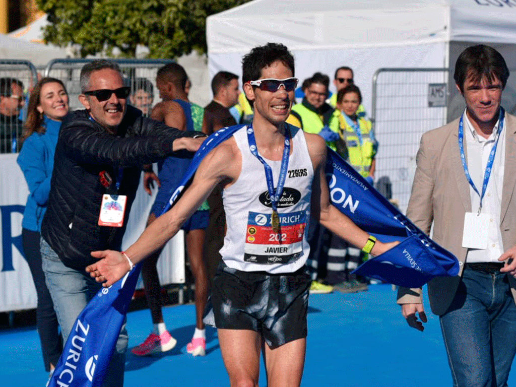 Guerra, en el maratón de Sevilla de 2020, con Serrano a la izquierda. / MARATÓN SEVILLA