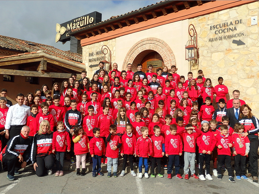 Los atletas y entrenadores del CAS, en la foto de familia de la pasada temporada. / CAS