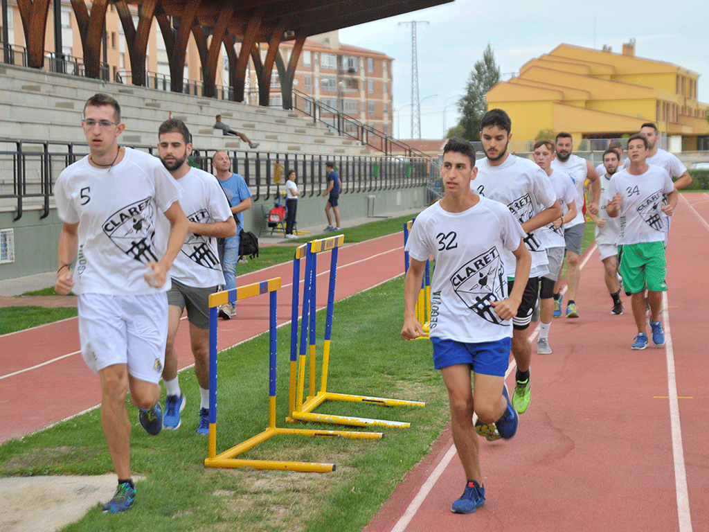 Una serie de jugadores, durante una sesión de entrenamiento de la pasada temporada del CD Claret. / KAMARERO