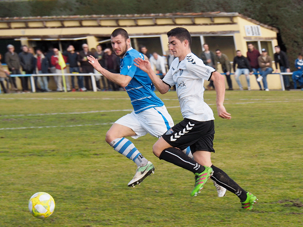 Partido disputado entre La Granja y la Segoviana la temporada pasada en Tercera División. / KAMARERO