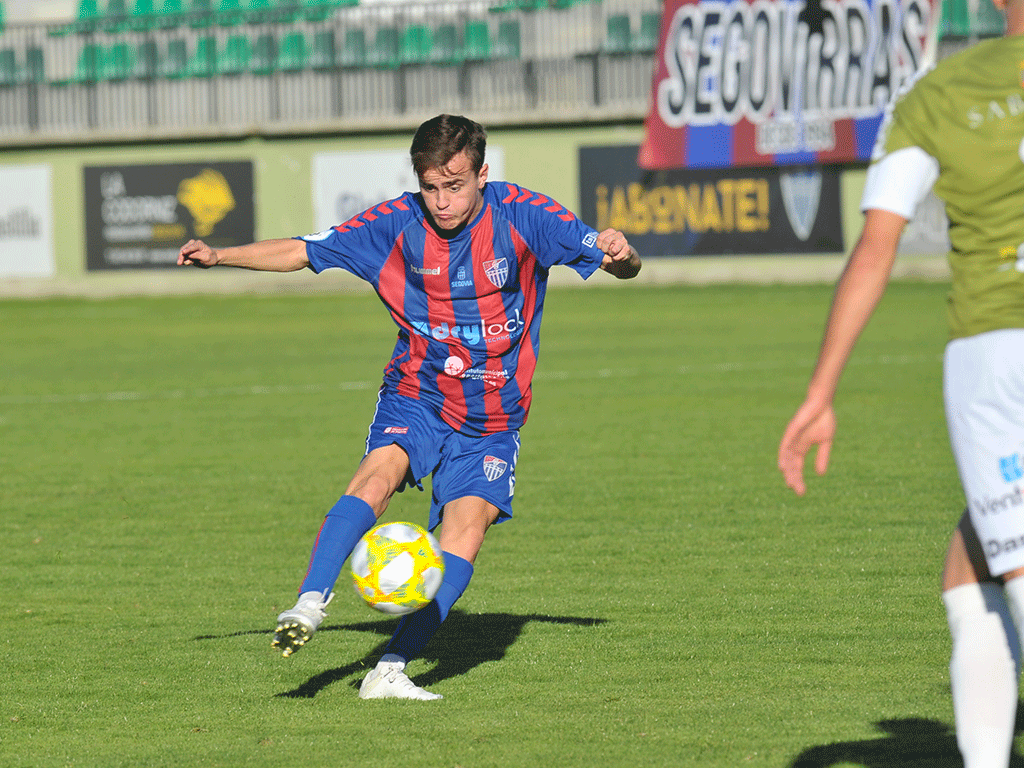 El mediapunta Elías Hevia se dispone a disparar a puerta. / KAMARERO